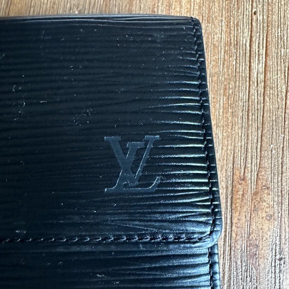 Louis Vuitton EPI in black trifold wallet. Excellent condition. - Picture 6 of 9